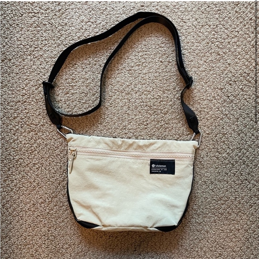 Lululemon clean lines crossbody purse